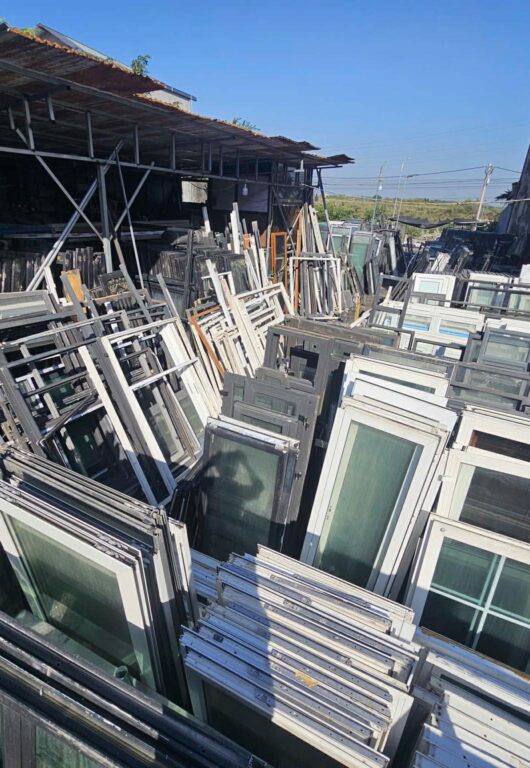 thu-mua-cua-nhom-kinh-nhat-tan